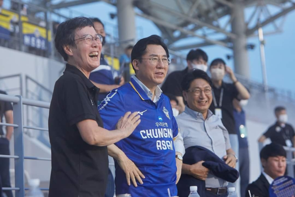 충남아산FC를 응원하는 박경귀 아산시장(오른쪽)과 전혜자 충남아산FC 대표이사(왼쪽)/사진=박경귀 시장 SNS