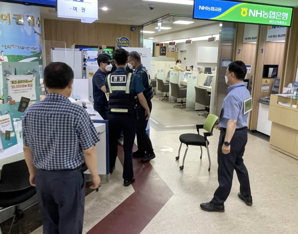 지난 8일 군청 민원봉사과에서 실시된 ‘특이민원 발생상황 대비 모의훈련’ 모습.