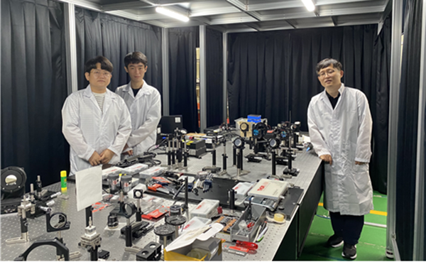 (왼쪽부터) KBSI 이동호 박사후연구원, 이선우 과제연구원, 김이종 책임연구원