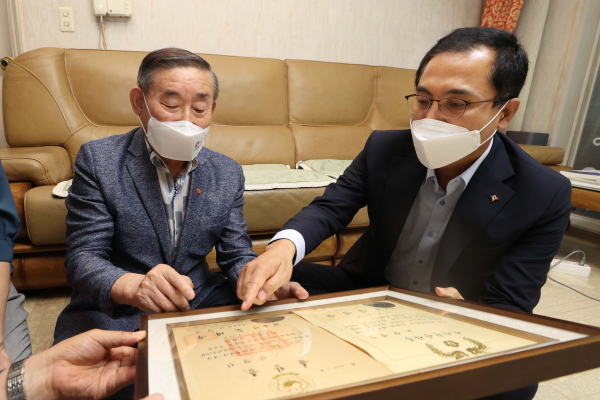 지난 8일 고(故) 강경진 애국지사의 유족인 강문식 씨 가정을 위문한 박희조 구청장