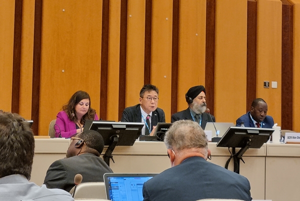 ETRI 김형준 지능화융합연구소장(ITU-T SG20 의장)이 국제표준화 회의를 주관하고 있다.