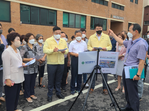 송인석 대전시의원이 9일 홍도지하차도 현장 점검에 나서고 있다.