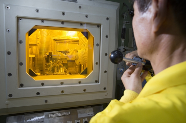 원자력연구원 방사성동위원소 생산 시설에서 ‘루테튬-177’을 제조하고 있다.