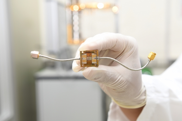 실험에 사용된 KRISS 자체개발 초전도 나노전기역학 소자