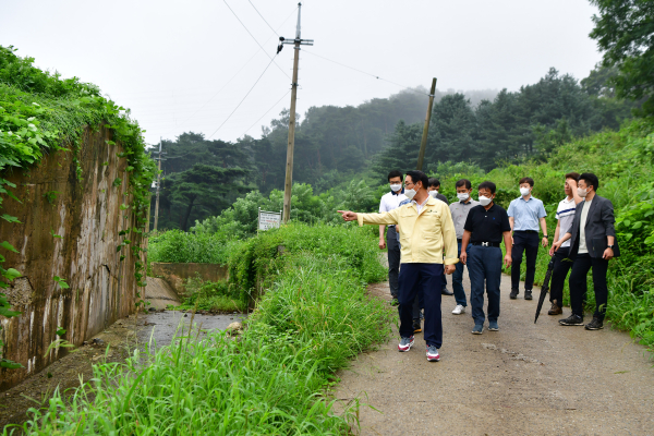 이용록 홍성군수, 집중호우 대응 현장 점검 (지난 10일 장곡지구 저수지 점검 모습)