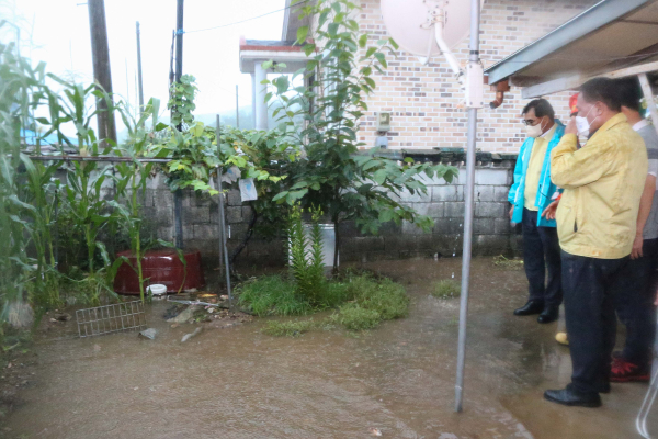 김기웅 서천군수 침수피해지역 방문 모습