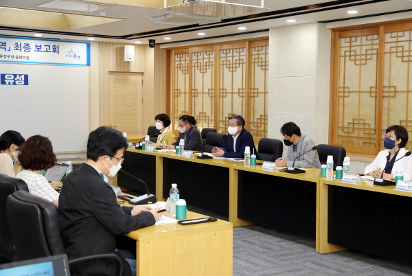 지난 10일 구청 중회의실에서 정용래 유성구청장(두 번째 줄, 가운데)가 지역공동체 조사연구 용역 최종보고회를 주재하고 있다