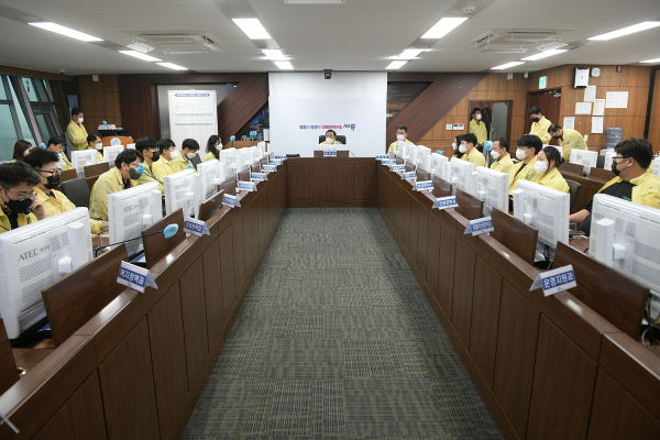 최민호 세종시장이 재난안전대책본부 회의를 주재하고 있다.