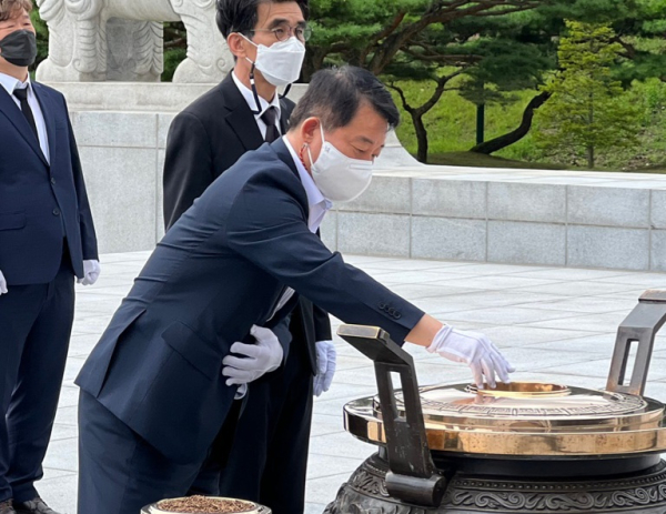 서철모 구청장 현충원 참배 모습