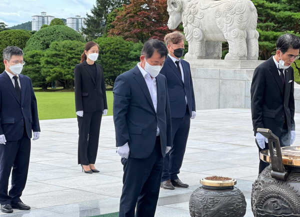 서철모 구청장 현충원 참배 모습