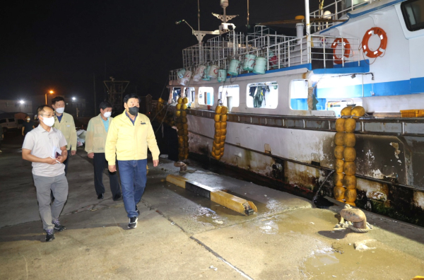 지난 14일 새벽 백중사리 현장점검(안흥외항)에 나선 가세로 군수.