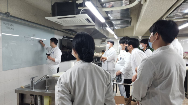 본교 자연과학관 외식조리실습실에서 직무교육을 받는 해외취업연수생들