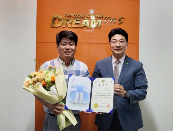 ㈜드림티엔에스 주현석 대표(좌), 초록우산어린이재단 최승인 대전지역본부장(우)