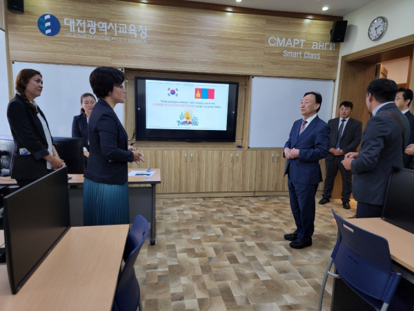 몽골‘국립 우디르들라진 아카데미’에 컴퓨터실 기증식과 현판식 행사에 참석한 설동호 대전교육감