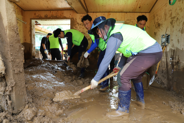 충남세종농협 임직원들은 집중호우 피해가 발생한 부여군 은산면 거전리마을을 찾아 수해복구작업 현장 모습