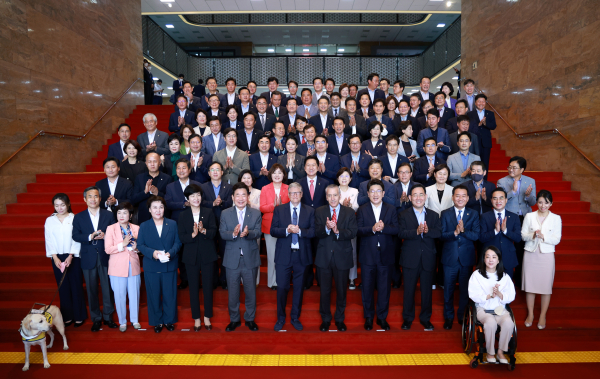 16일 김진표 국회의장과 빌 게이츠 빌 앤 멜린다 게이츠 재단 공동이사장이 환담을 나누고 있다.