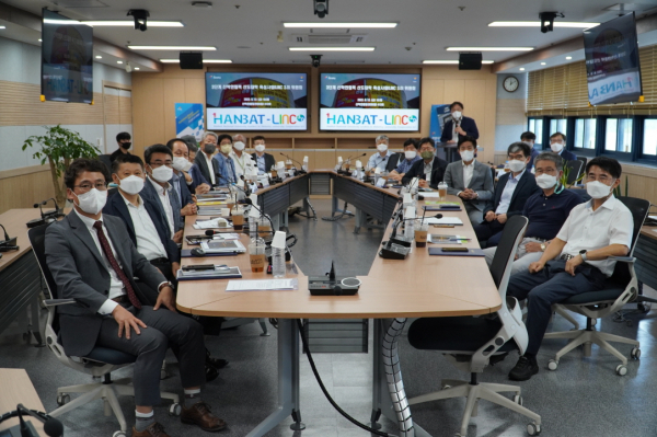 LINC 3.0사업단은 12일 ‘1차년도 LINC 3.0 위원회’를 개최하고 참석한 내․외부 위원들이 전체 기념촬영을 하고 있다.