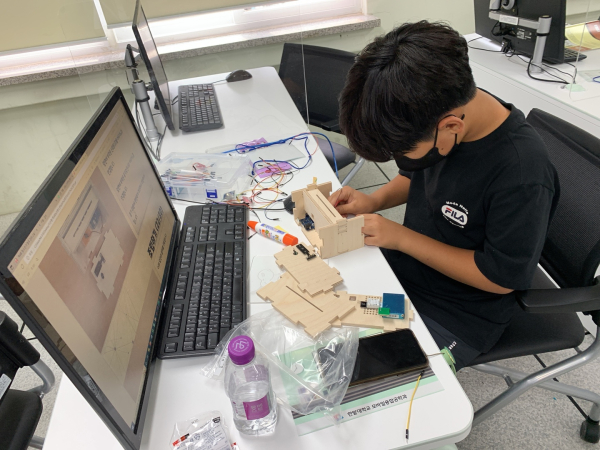 모바일융합공학과가 운영한 ‘제4회 청소년 IT캠프'에 참여한 초등학생이 실습을 진행하고 있다.