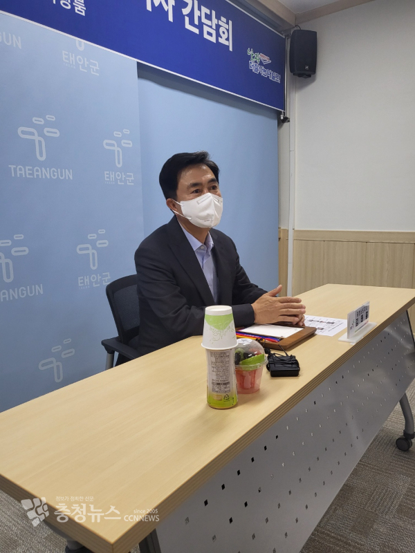 김태흠 충남지사가 17일 태안을 찾아 태안군 주요 현안에 대해 기자 간담회를 열었다./김정식 기자