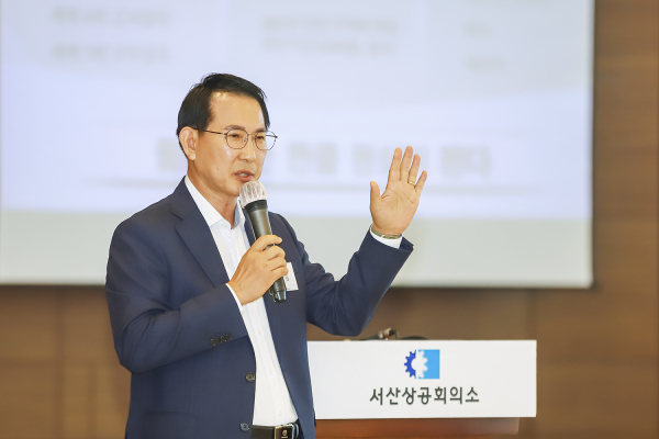 이완섭 서산시장이 18일 서산․태안 상공회의소 조찬 간담회 특강을 하고 있다.