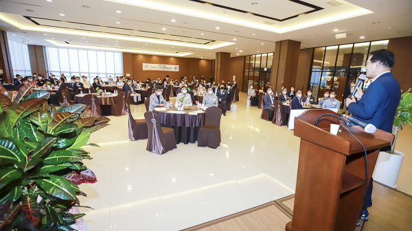 이완섭 서산시장이 18일 서산․태안 상공회의소 조찬 간담회 특강을 하고 있다.