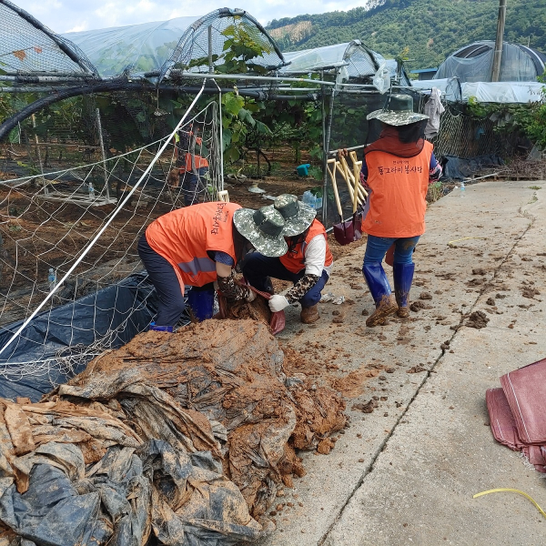 부여 집중호우 피해 현장서 수해복구에 동참하고 있는 한국타이어 임직원들 모습