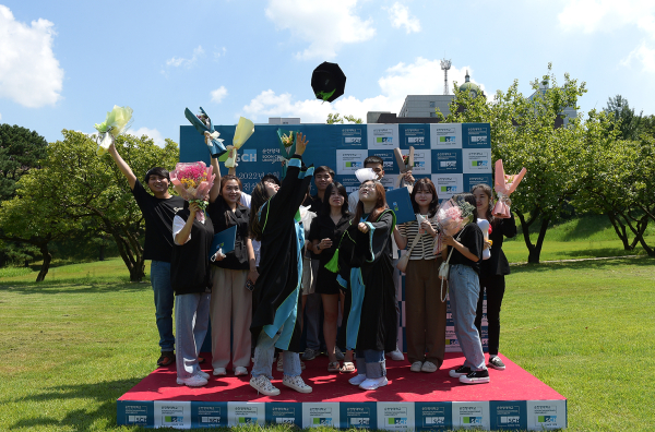 학부 졸업생 기념촬영 모습