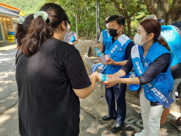 폭염 대비 얼음물 나눔 캠페인 진행 모습