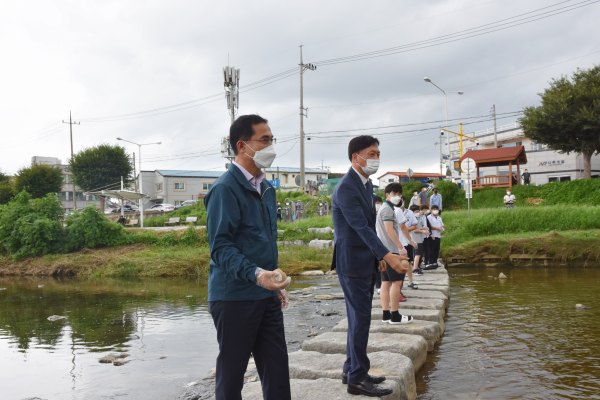 지역하천 살리는 ‘EM흙공 던지기’ 캠페인 진행 모습