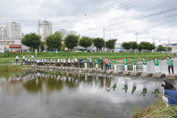 지역하천 살리는 ‘EM흙공 던지기’ 캠페인 진행 모습