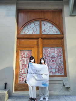 미국 뉴욕 SVA(School of Visual Arts)에서 글로벌 디자인 캠프를 진행한 한밭대학교 학생들이 기념촬영