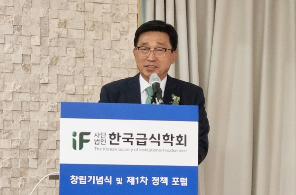 (사)한국급식학회 창립기념식 및 제1차 정책 포럼 참석 사진 * 축사하는 한국농수산식품유통공사 김춘진 사장