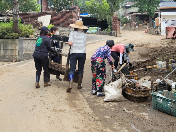 홍성군 공직자들이 청양군 장평면 호우피해 복구 봉사활동 진행 모습