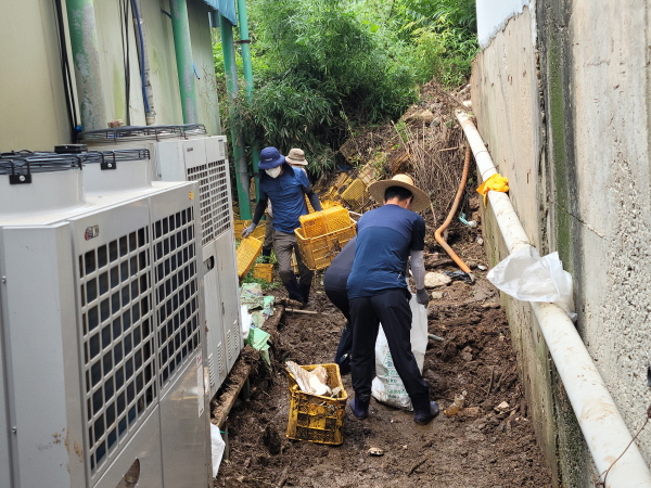 홍성군 공직자들이 청양군 장평면 호우피해 복구 봉사활동 진행 모습