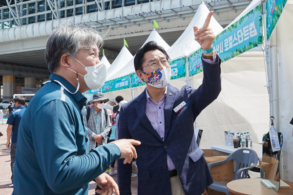 아산시 청년 기업, 물총페스티벌 ‘적show’ 부스 를 찾아 격려하는 박경귀 시장