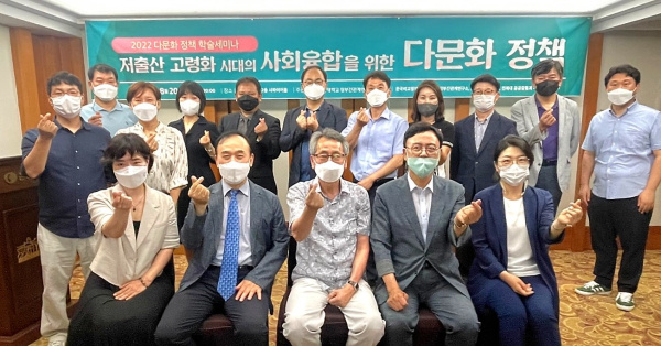 2022 다문화 정책 학술세미나 개최 (앞 줄 좌에서 세 번째) 권경득 선문대 정부간관계연구소장, (네 번째) 이명수 아산시 국회의원