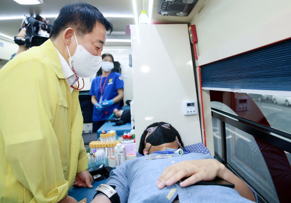 서철모 대전 서구청장이 2022년 을지연습의 일환으로 ‘전시 긴급 혈액확보 훈련’을 하고 있는 참여자들을 격려하고 있다.