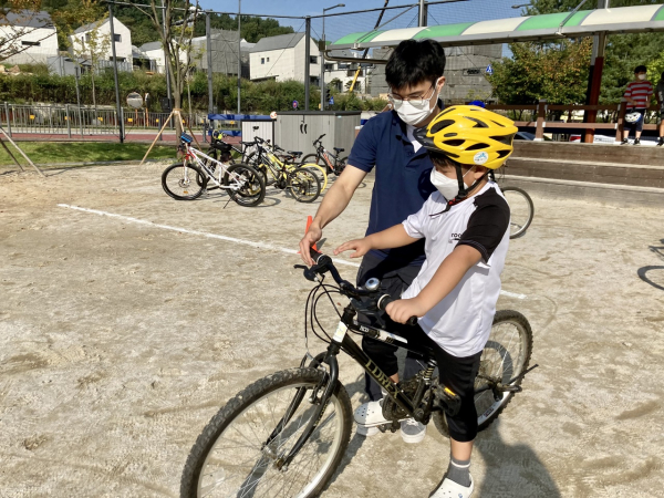 세종시 학생이 학교에서 자전거 안전 교육을 받고 있다.