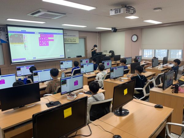 지난 16일, 한밭대 제33회 청소년 로봇캠프에 참여한 학생들이 엔트리 코딩 교육을 받고 있다.