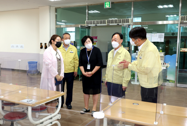 설동호 대전광역시교육감, 24일 대전어은초등학교를 방문하여 전반적인 학교 방역관리 이행사항에 대한 점검 모습