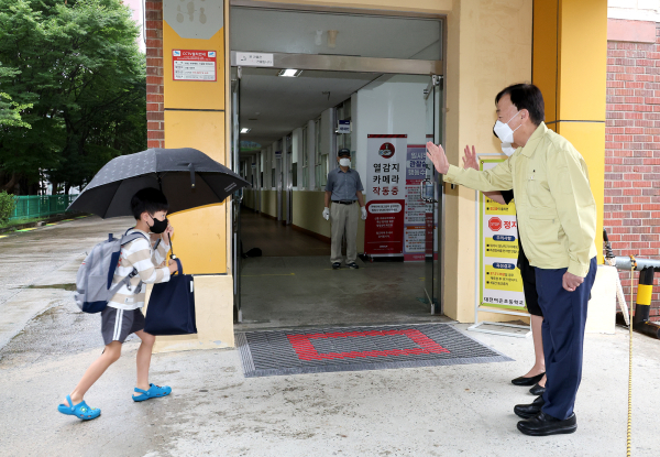 설동호 대전광역시교육감, 24일 대전어은초등학교를 방문해 등교하는 어린이와 인사 모습