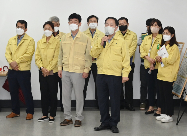 을지연습 관계자 격려하는 윤양수 의장과 대전 중구의원들