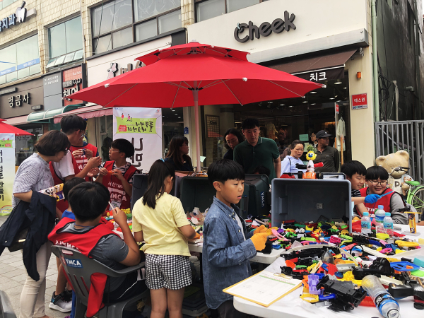 2019년 동부전통시장에서 열린 풀뿌리나눔행사 사진