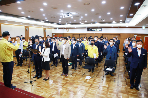 서산시청 중회의실에서 5급 이상 공직자들이 청렴 실천을 다짐하고 있다