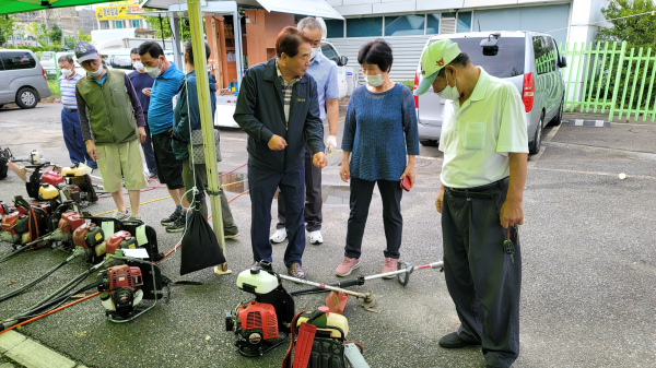 추석 앞두고 예초기 점검 및 수리 지원 모습