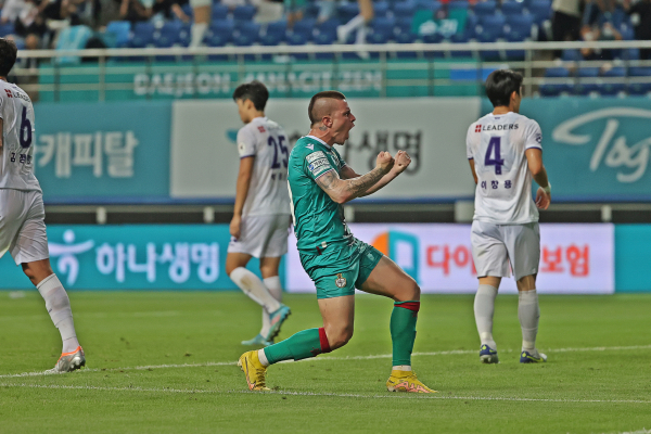 안양전 카이저 골세레모니 모습