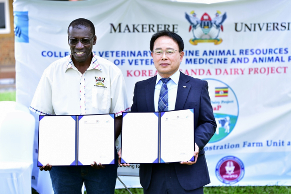 우간다 낙농기술 지원을 통한 생산성 향상사업을 통해 지원된 시범농장 축사와 착유 시설등을  우간다 정부에 공식 인계(사진왼쪽부터 김병수 농어촌공사 부사장, 우간다 관계자)