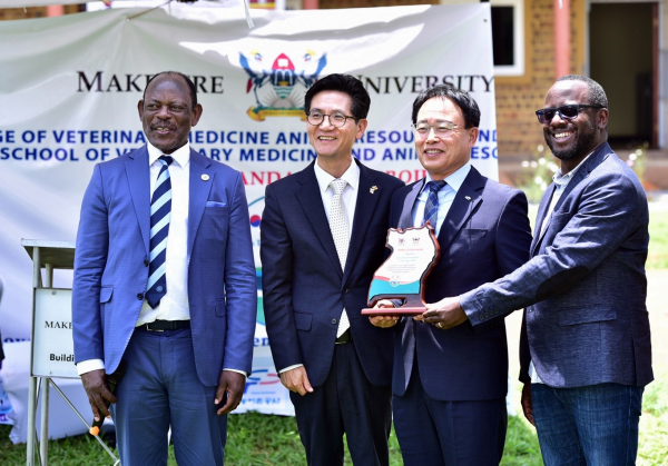 기념사진 (사진 오른쪽부터)  바라나바스 나왕위(Barnabas Nawangwe) 마케레레 대학 총장, 박성수 주우간다 대한민국 대사,김병수 한국농어촌공사 부사장, 키히카 이노센트(Kihika Innocent) 마케레레 대학 의회 이사