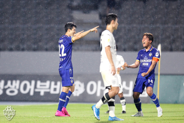 충남아산프로축구단 경기 모습