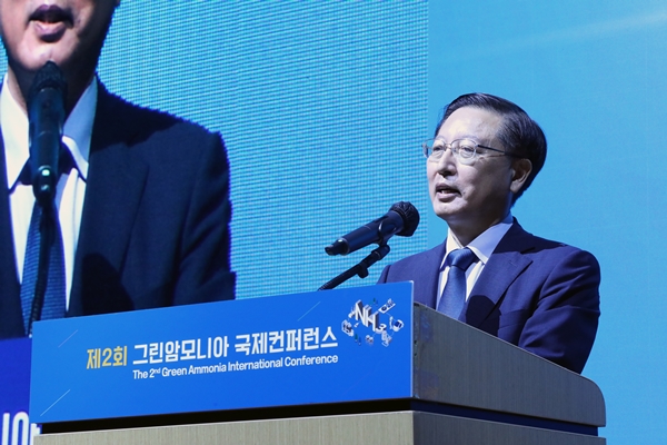 제2회 그린암모니아 국제컨퍼런스에서 에너지연 김종남 원장이 개회사를 하고 있다.